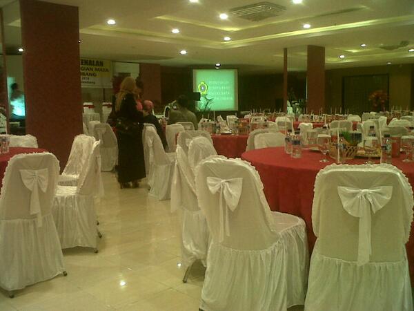 Yoize's tweet photo. Singingg singing. " Perkenalan Residen baru Bagian Mata RSMH Palembang" (@ Centro Hotel) http://t.co/KS6PtKjedB http://t.co/BaSjLd3B22