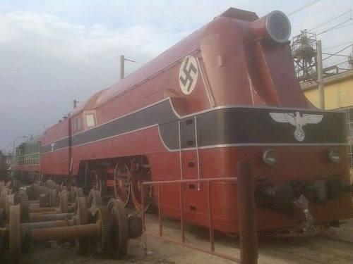 LvObservateur's tweet photo. Heureusement que le nazisme a un train de retard. http://t.co/EkDRY8pqhr