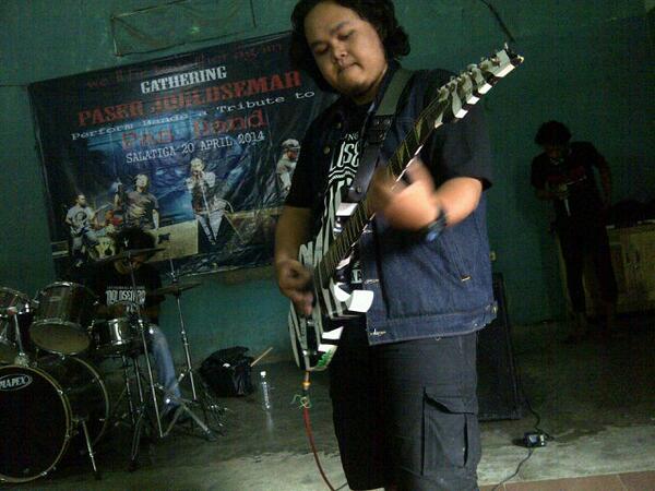 PaserJoglosemar's tweet photo. 2nd Band Gathering @PaserJoglosemar @FajarunaClassic \m/ http://t.co/AwQjLeVotz