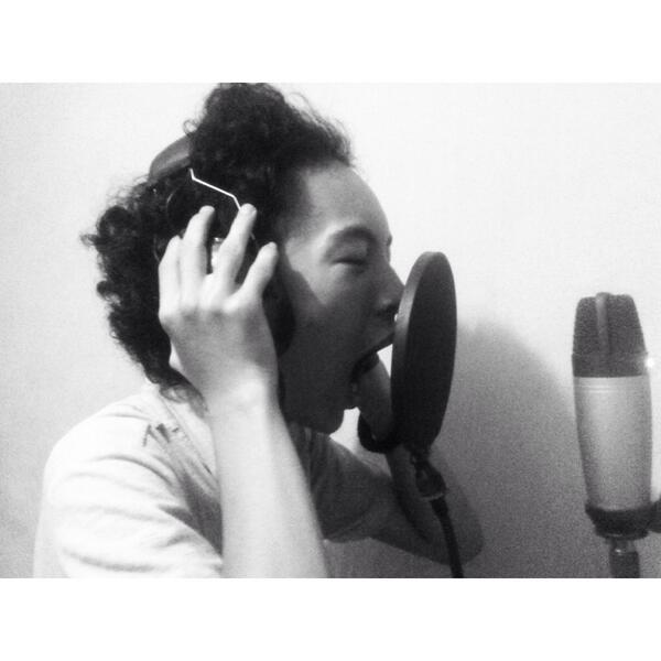 burryusall's tweet image. Vocal recording session for FALLING AWAY, keep excited @GanjarSugandi !!! With@arifaksen @samidzsam @s1dik4 @shopdut