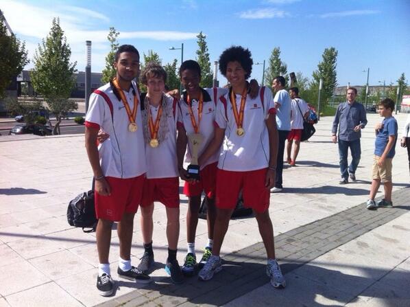 MovistarEstu's tweet photo. Buenos días RT @nachodiazdaban: Enhorabuena campeones #cracks00 dl @ClubEstudiantes #Infantil2014 http://t.co/lmzuimFHju”