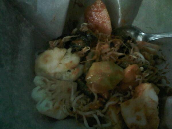 Prabowo1989's tweet photo. Jajanan siang blora,rujak pecel cocok untuk cuaca yang panas kayak gini http://t.co/Xw6UeZrXq1