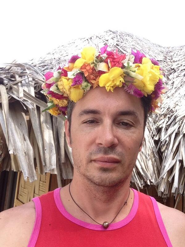 Tahiti... Les fleurs en couronne c'est trop moi... Nouveau style pour LA