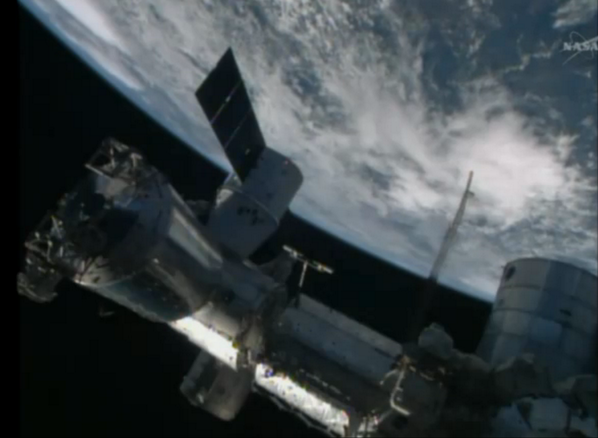SpaceflightNow's tweet photo. The #Dragon #SpaceX3 spacecraft is now firmly berthed to the International Space Station to begin a 28-day stay. http://t.co/kKUiQazC0o