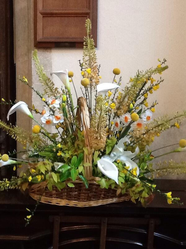 MesserStanton's tweet photo. Lovely Easter flowers http://t.co/2KB2N38108