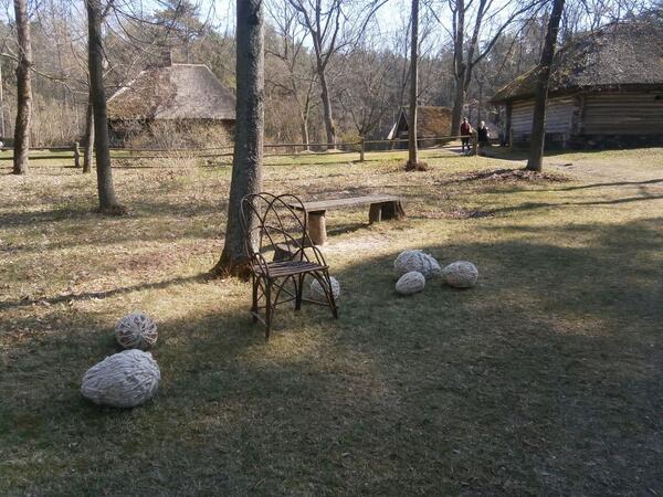 AmiSkywalker's tweet image. Pēc dievkalpojuma pagalmā sagaida dzijas olas. :) #brīvdabasmuzejs