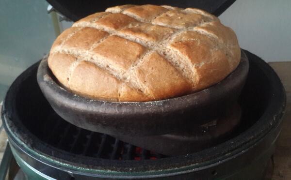 Big Green Egg ile odun ateşinde taş fırın lezzetinde ekmeğinizi evinizde yapın.