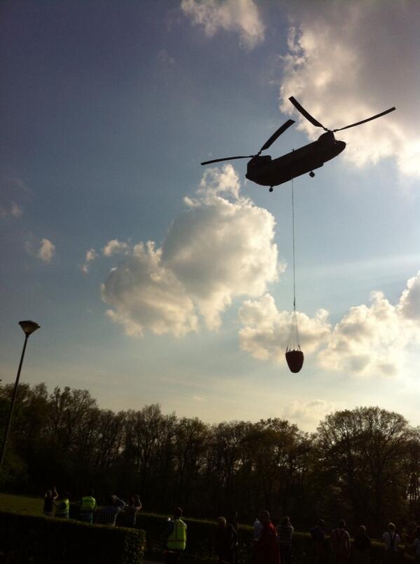 Daar gaat de eerste Chinook. Steun van Defensie die de brandweer goed kan gebruiken.