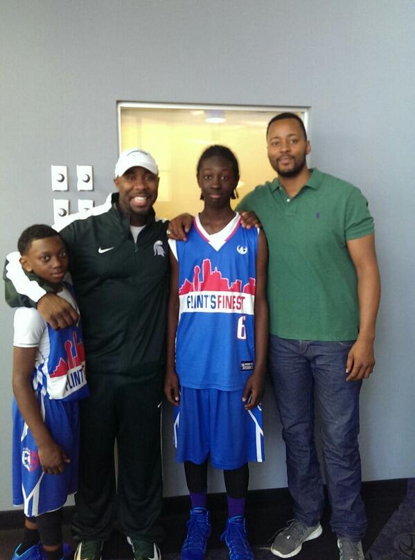 DrJAdamsPT's tweet photo. Thanks to Mo Pete & Mateen Cleaves for sending a lot of kids home with a great memories. #FlintsFinestHoopsClassic http://t.co/aKzeazjCKe