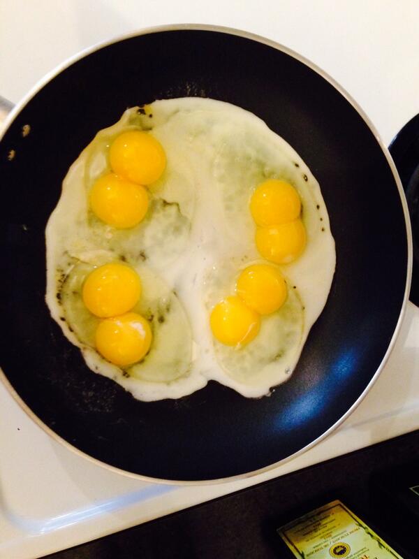 jonnyneill's tweet photo. #doubleyolks #mustbeeaster http://t.co/OTeLD2fiE4