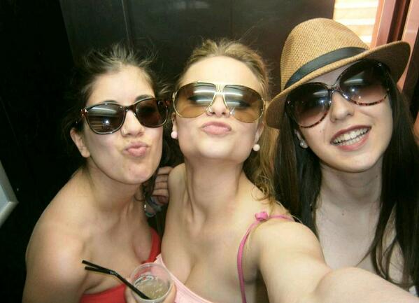 NataliiaYuntta's tweet photo. Canariiias ✌ @elenitatorrijos @iirenne_ http://t.co/kVxXGVPoZv