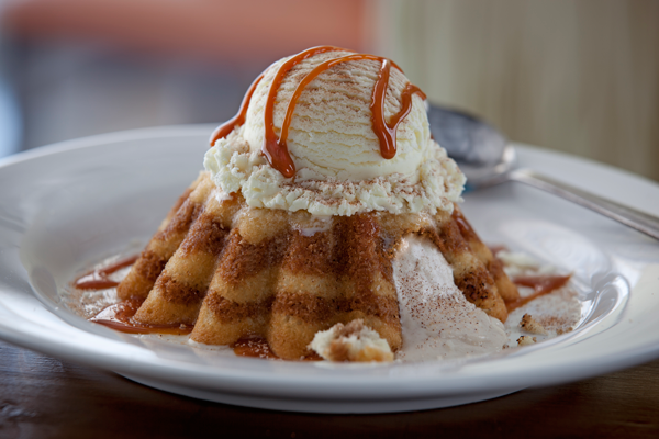 1MzWhoDat's tweet photo. Cinnamon lovers, time to head to @Chilis: their NEW Cinnamon Molten Cake is here! http://t.co/uOVvUtWf8o