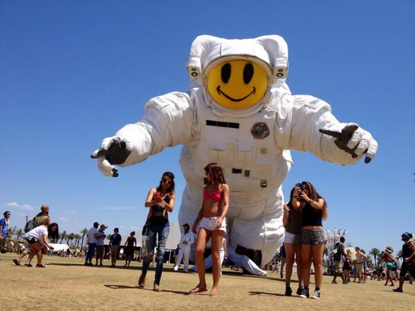 watcharaphotog's tweet photo. Happy #Easter #420 everyone. Last day of #Coachella2014 with #escapevelocity. http://t.co/m7EdP6G1vZ