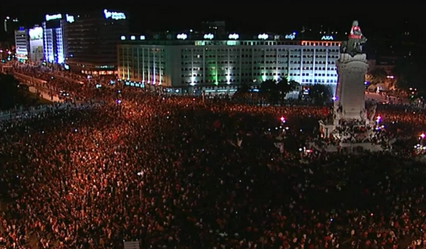 Copa90US's tweet photo. There is an amazing party unfolding in #Lisbon right now for @SL_Benfica title win. (via @machadozz ) http://t.co/oiwxGOtXXY