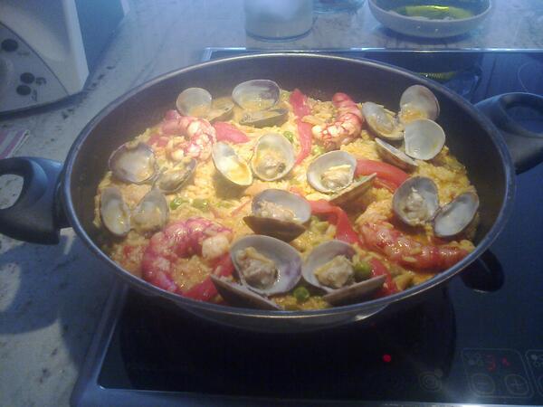 SaraPinto007's tweet image. Me parece a mí que pocas paellas como esta (o ninguna) voy a ver yo de aquí a muuuuucho mucho tiempo. #PackingBags