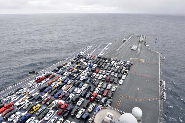 LvObservateur's tweet photo. Quand l'USS Reagan déménage, il embarque aussi les voitures de son équipage. http://t.co/tiDTFTSKTY