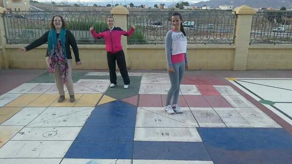 PILY_84's tweet photo. Jajaaa no teniamos fichas @evaespigares @carmen00023  vaya unas locas http://t.co/Drz4Cw70VF