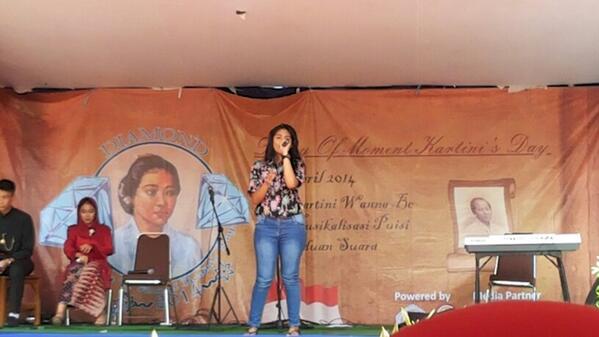 Dewi at sman 4 yuhuuu @DewiIDOL8