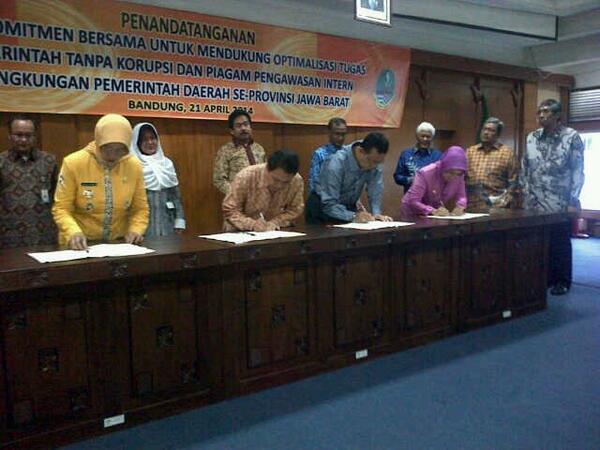 Humas_depok's tweet photo. Walikota depok @Nur_Mahmudi menandatangani MOU dgn BPKP bersama kepala daerah se jabar @pemkotdepok http://t.co/Kv4OMmGVWE