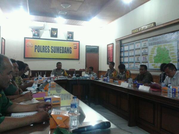 TMC_RES_SMD's tweet photo. Rapat koordinasi dengan stakeholder pemangku jalan, sebagai upaya atasi permasalahan jalan rusak di Kab. Sumedang http://t.co/m5WqY3f3Wb