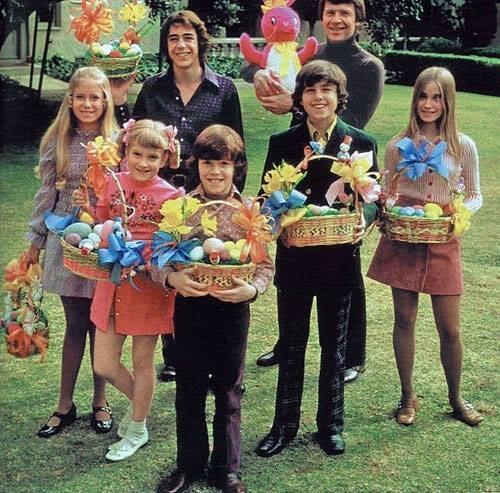 appapyrus's tweet image. #EasterGreeting from one half dozen Bradys #MaureenMcCormick #EvePlumb #SusanOlsen #BarryWilliams #ChristopherKnight