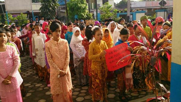 ebengdjayadi's tweet photo. @Nur_Mahmudi semarak hari kartini sd cipayung http://t.co/7GpXE5RCE0