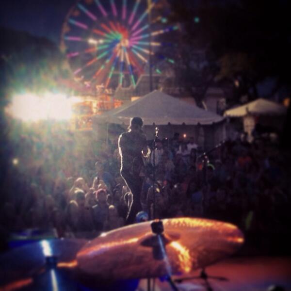 Thomas Rhett tweet media