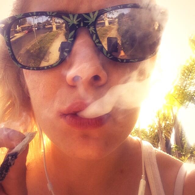 Happy "what I do everyday, all day" day. 💨🔥🔊🍁💚 #420 #happy420 http://t.co/bCBwg0B3NG<a href="/tag/happy420"class="tags"><span>#happy420</span></a>