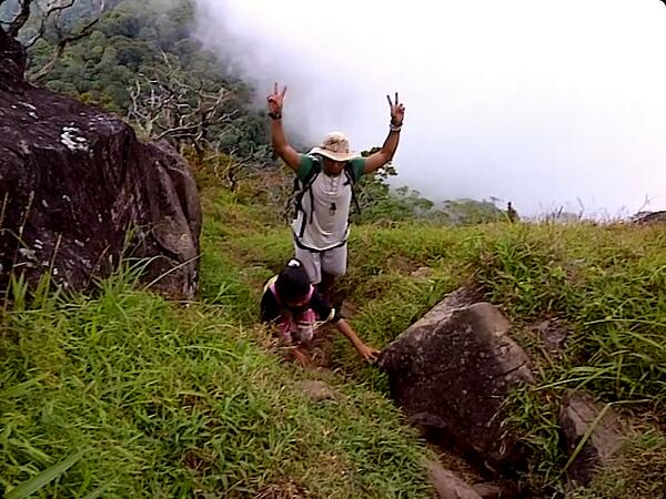 Soodeart_75's tweet photo. @infopendaki @infogunung @kedai_ilalang @anak_bebex @stnauraalsiradj menuju puncak gunung bulusaraung,ayo naura http://t.co/eFeI2MUuXw