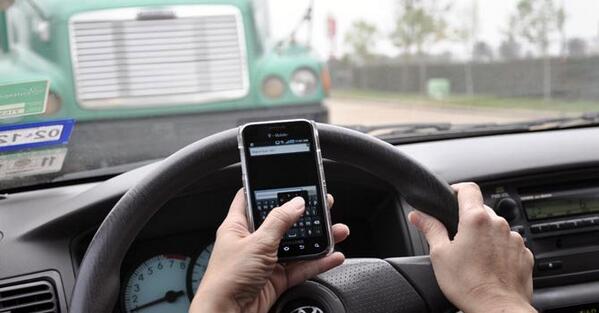 ManejarTextear's tweet photo. ¡No mandes mensajes mientras conduces! http://t.co/tCY6nYBMwl