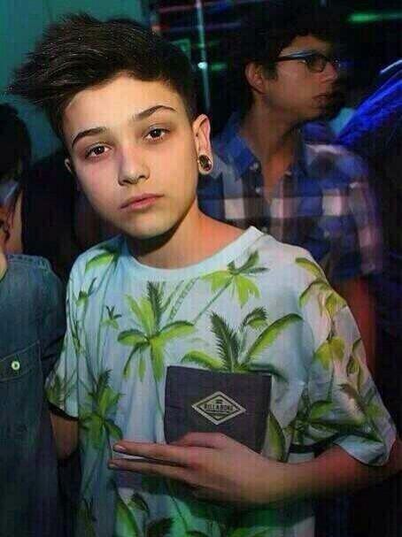 dee_naliaks's tweet photo. "Smoke weed everyday"

—Luisito, 13 años, le pidió a sus papás una camisa de marihuana, le compraron una de palmeras. http://t.co/RYpHB3Psrv