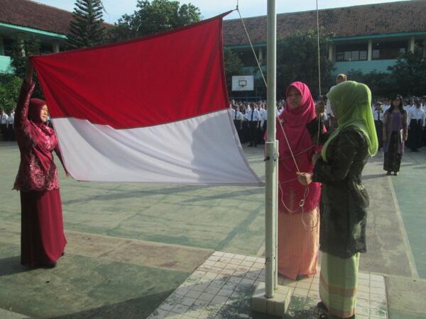 Guru Teladan RT <a href="/Teh_Tatitea/">Tati Maryati</a>: SMPN 12 Depok Memperingati Hari Kartini dengan Petugas Upacara Ibu2 Guru