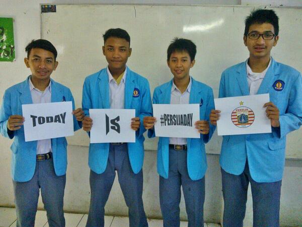 Fanboycrypto0x's tweet photo. #PersijaDay RT @AmrunTajdid @Rizky_Swervo @FFachreza @Afdhani_AR PersijaDay! http://t.co/qc7SMrc9Jc