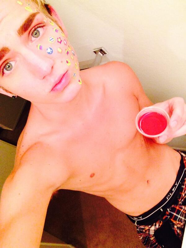 DylanHallXXX's tweet photo. Happy thanks giving!!!! #jelloshots #Crunk4Christ http://t.co/MpYba9VY1w