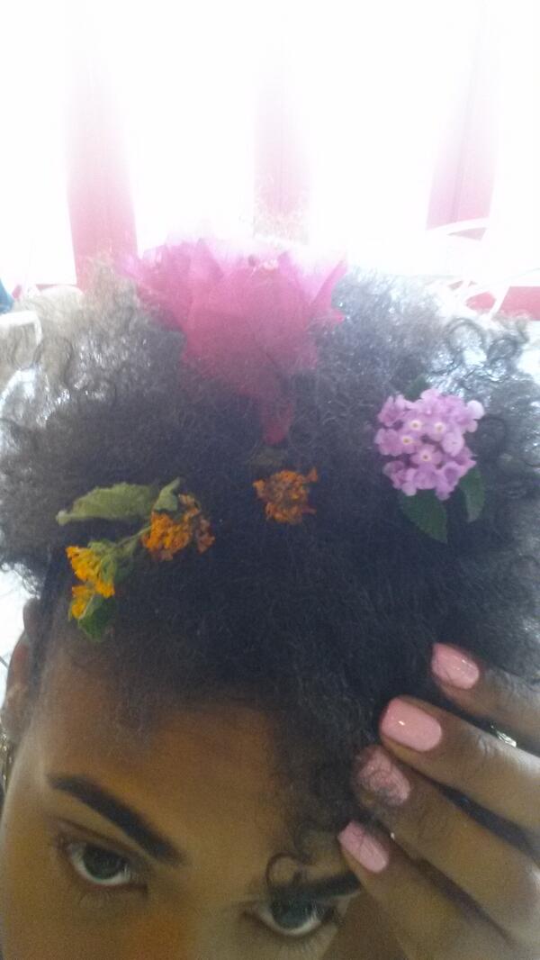 MissLaylaBee's tweet photo. Give me water for these flowers growing out my mind...*Erykah Badu* #earthy #coachella http://t.co/YjQI49q7x5