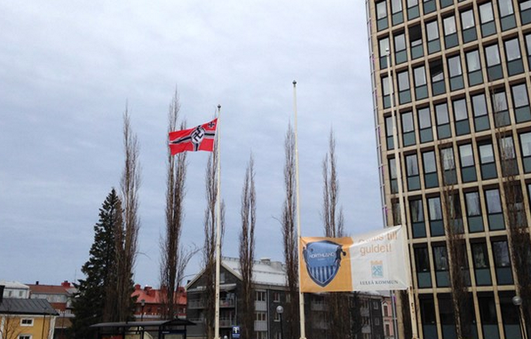 emanuelkarlsten's tweet photo. Men hjälp, i natt hissades det en nazist-flagga utanför Luleå stadshus. Vad händer? http://t.co/LjGRKdPKw8 http://t.co/VPEa21ojsD