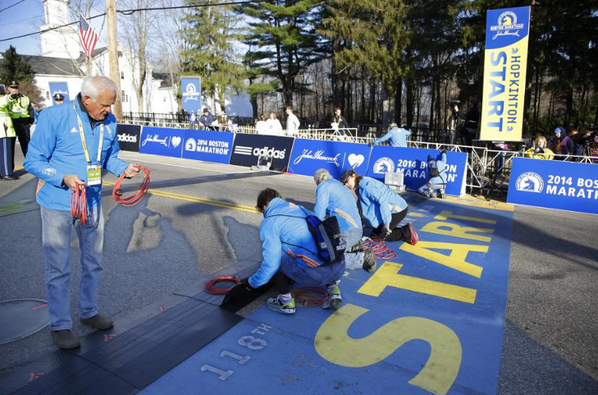CourtV's tweet photo. Good luck all!! RT:BostonDotCom And we're off: Check out the #BostonMarathon starting line http://t.co/1dxLAqqoFH  http://t.co/n3H06I7bZ4