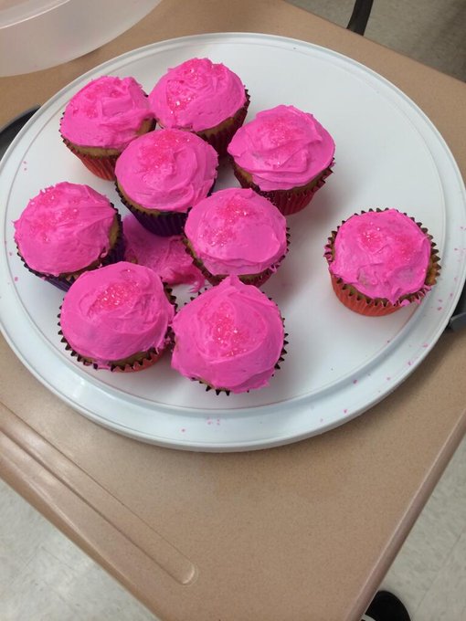 Do I have the world's best friend or what?❤️ #BirthdayCupcakes http://t.co/e6HWd7QyNb<a href="/tag/birthdaycupcakes"class="tags">#BirthdayCupcakes</a>