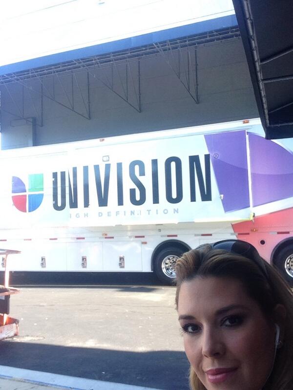 machadooficial's tweet photo. Mi gente bella aquí estoy esperando para salir en @DespiertaAmeric por @Univision @AlbertoCiurana @maucastill 🙏💃👍 http://t.co/21L84fjOVW