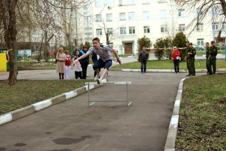 На спортплощадке шк№ 1494 учащиеся школ смогли продемонстрировать свои  навыки на 4-х этапах эстафеты