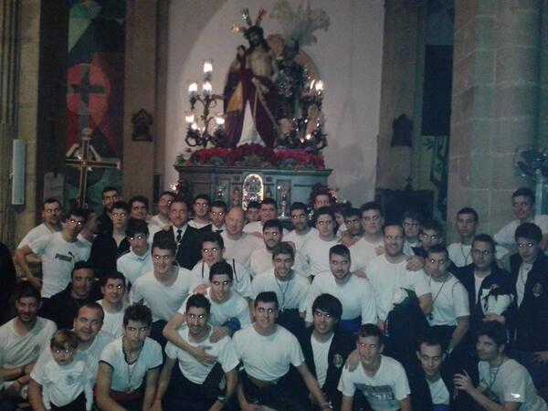 VdrCofrade's tweet photo. #miercolessantoVdr14 Energía y potencia  @AGMLaMadruga tras @humildadvdr Arte y saber estar http://t.co/5DmvQ5LHVs