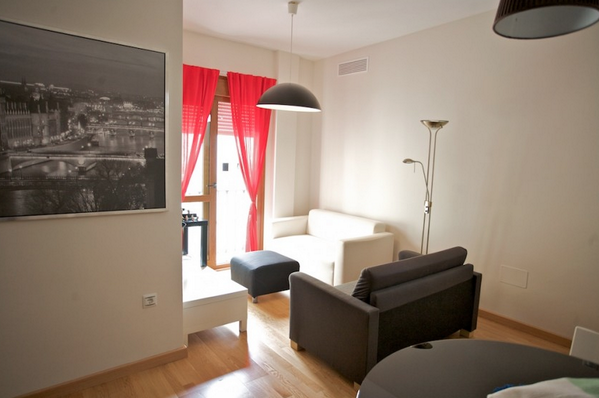 malagaroom's tweet photo. Empezamos la semana con nubarrones, pero genial para estar en casa y sentirte #likehome !! http://t.co/3a1VfyLYf2 http://t.co/6Q2rZxjJ7p