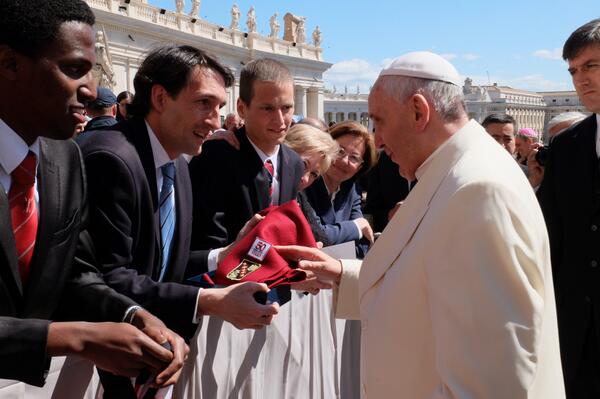 El #PapaFrancisco recibe la beca del #50Aniversario del Colegio de parte de los padres, profesores y alumnos.