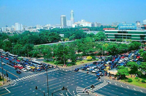 RichardBarrow's tweet image. Happy Birthday #Bangkok! This is Phathumwan Intersection in 1988. Only Siam Center here so far. No skytrain yet