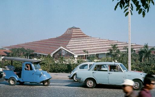 RichardBarrow's tweet image. You probably know Siam Paragon but did you know the Siam Intercontinental Hotel was there first? #Bangkok #Thailand