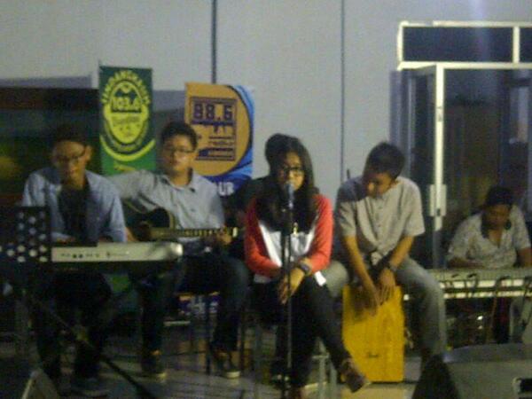 AboutCirebonID's tweet photo. #CirebonJepret : Macaroons Band sebelum Mini Concert Mustofa &amp;amp; Debufrenz di Kampung Bima. http://t.co/AysX10Gp9k