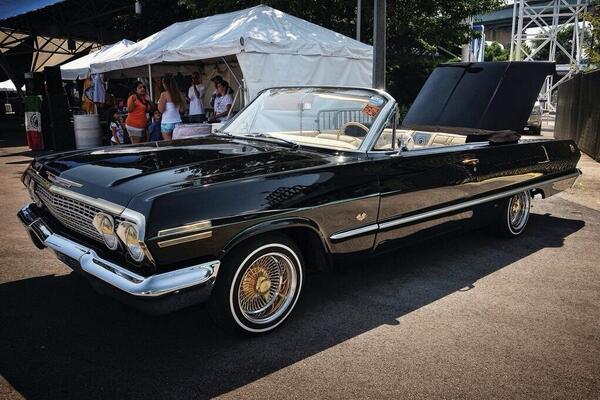 Fastline 63年式シェビー インパラ コンバーチブル 堂々と座っている様がカッコイイですね メッキのホイルもクラシックなアメ車にだからこそ似合ってます さすがです 1963 Chevy Impala Http T Co Lje9cssowu