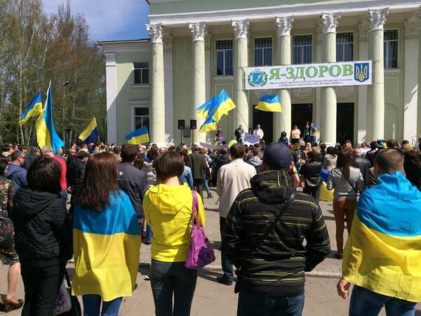 Жители Донецка встали на защиту флага Украины - Цензор.НЕТ 5150