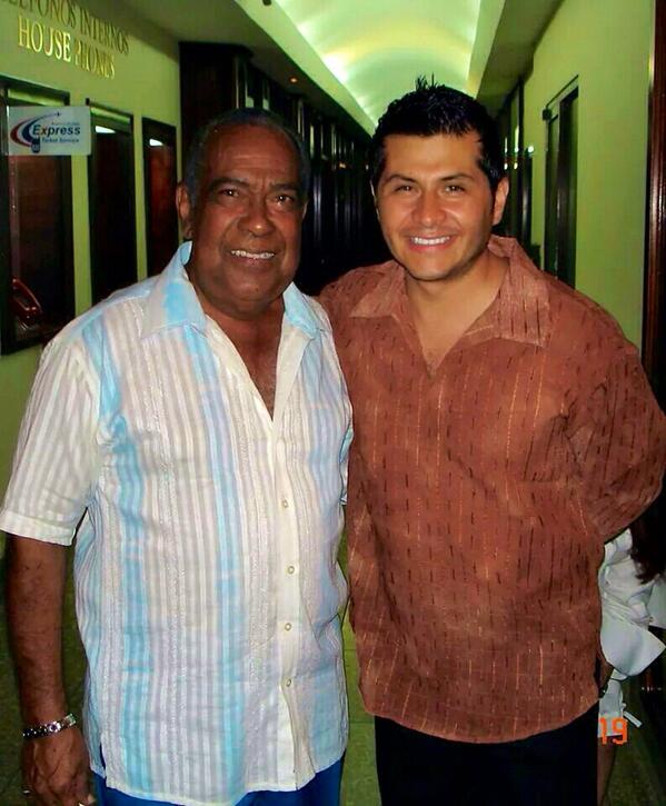 charlie_cardona's tweet photo. Gracias le doy a #Dios por tu vida #CheoFeliciano ejemplo de humildad en medio d tu grandeza! #SentimientoTu #Familia http://t.co/2CkgqGFN3U