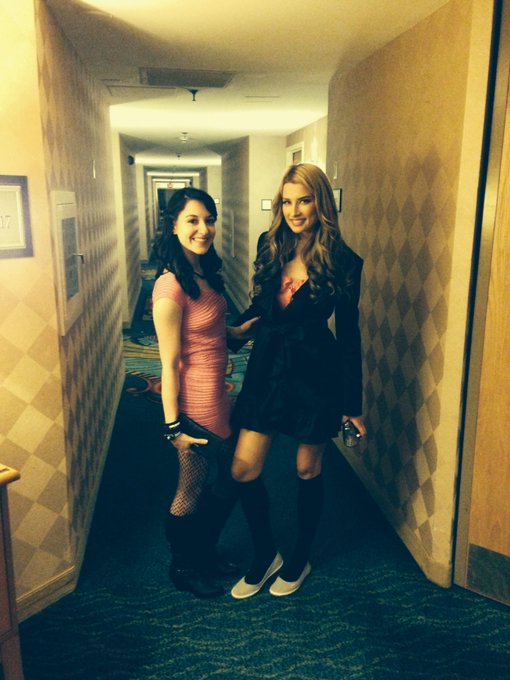 Last night with the lovely Courtney.&hearts;★ http://t.co/cgrtDamntV<a href="/tag/adancewithdragons"class="tags"><span>#adancewithdragons</span></a><a href="/tag/nightreading"class="tags"><span>#nightreading</span></a>